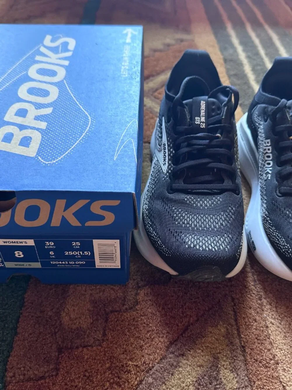 Like New Box Brooks Adrenaline GTS 25 Women's 8 Black Grey White Retail $155